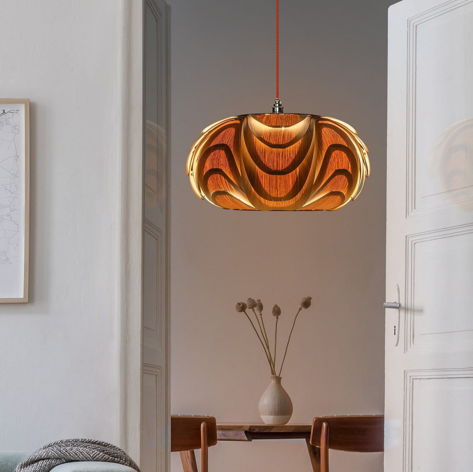 Holz Hängelampe aus Eiche an einem Esstisch