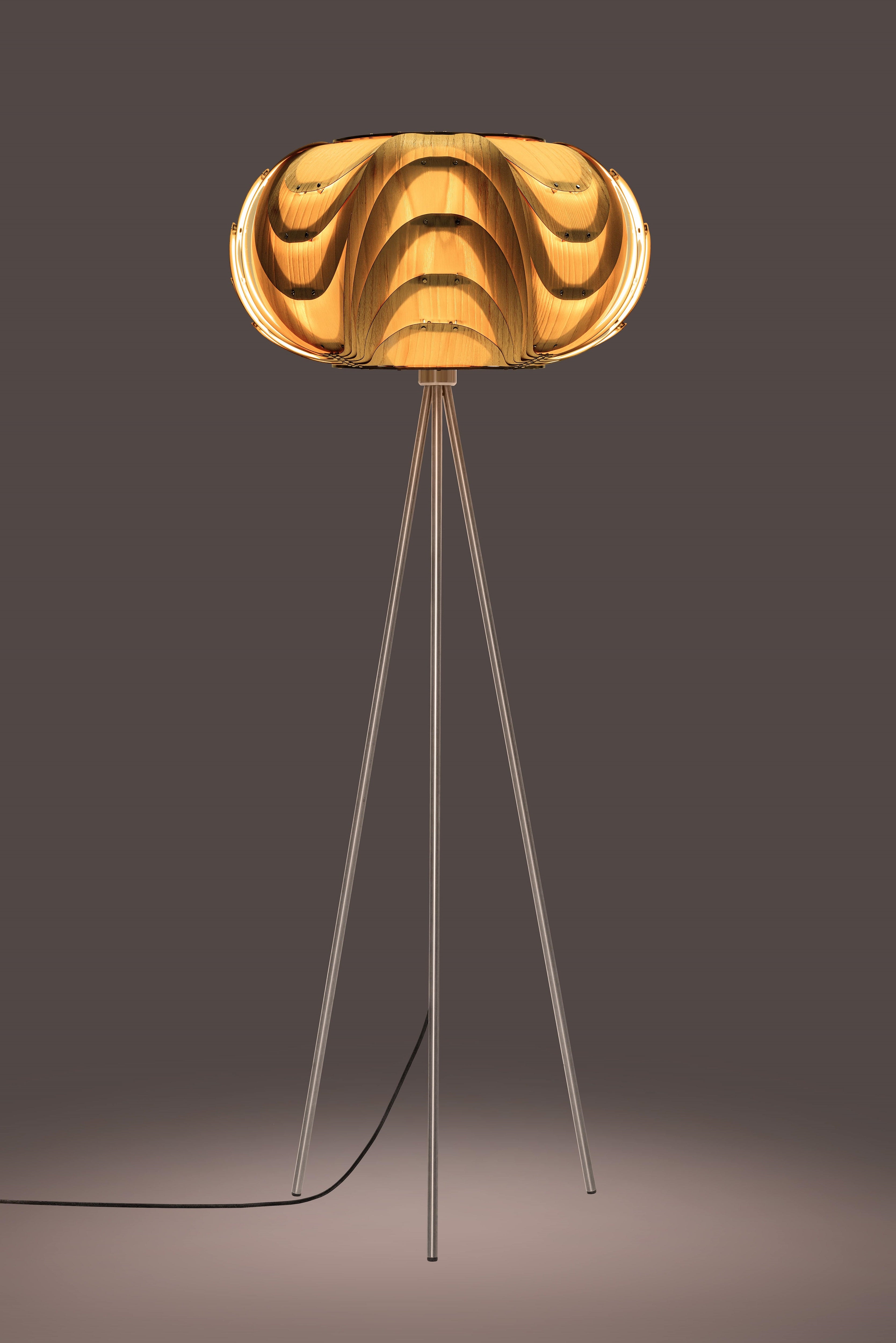Moderne beleuchtete sehr elegante Holz Stehlampe in Eiche natur mit Tripod aus gebürstetem Edelstahl