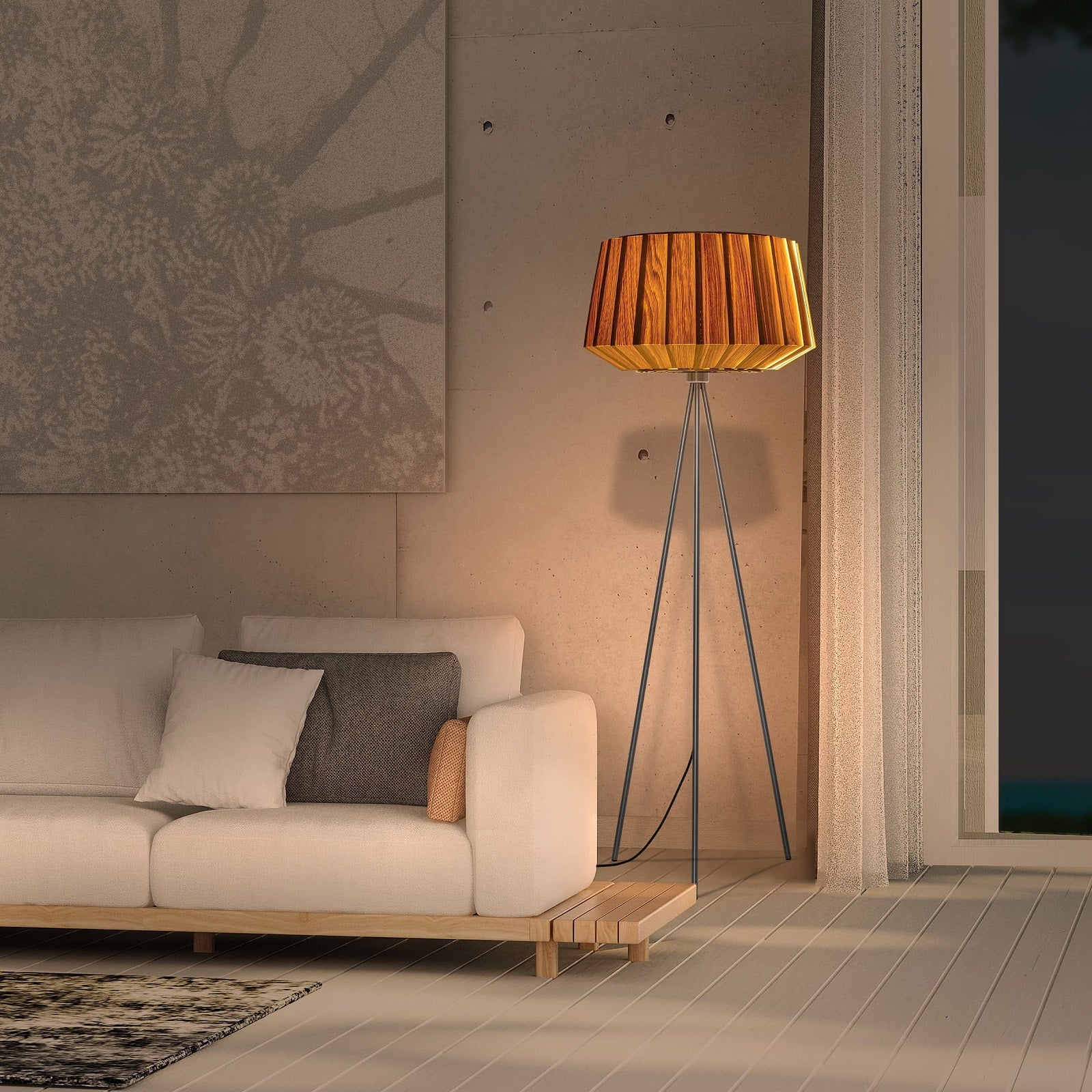 Moderne Dreibein Stehlampe aus Holz in Eiche natur im Wohnzimmer neben einer Couch
