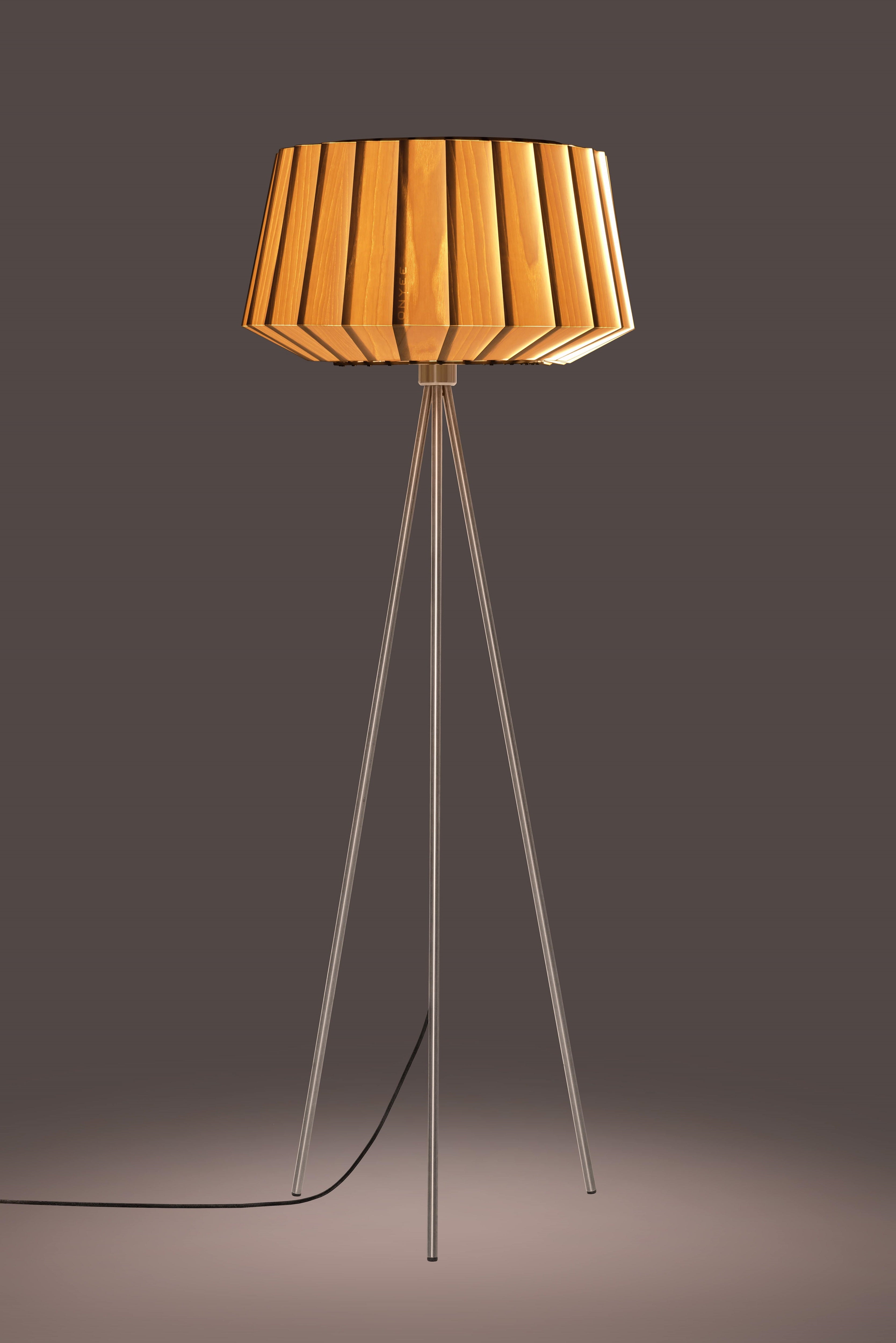 Moderne beleuchtete Holz Stehlampe in Esche natur mit Ständer aus gebürstetem Edelstahl