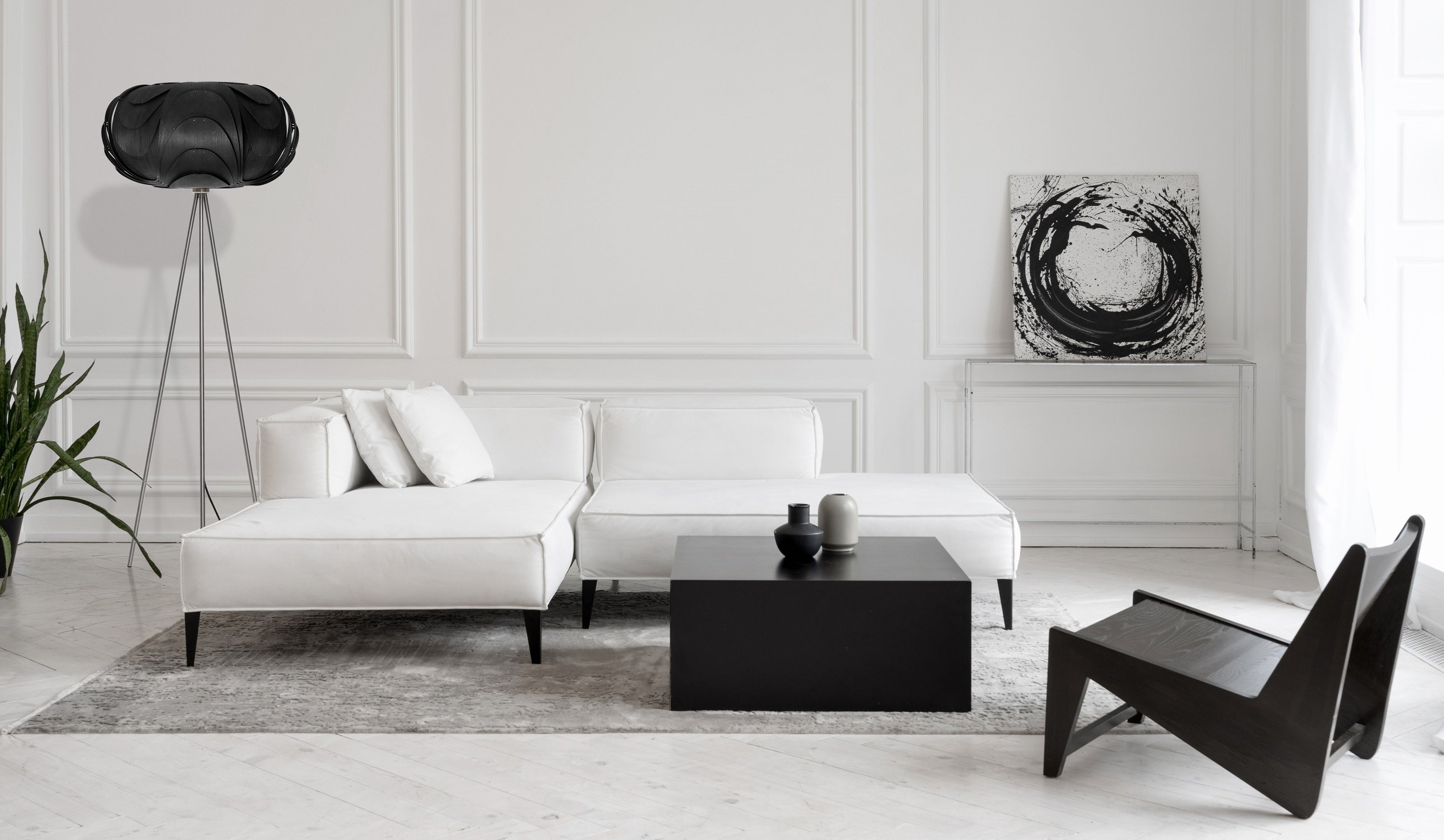 Moderne schwarze Stehlampe aus Holz im Wohnzimmer