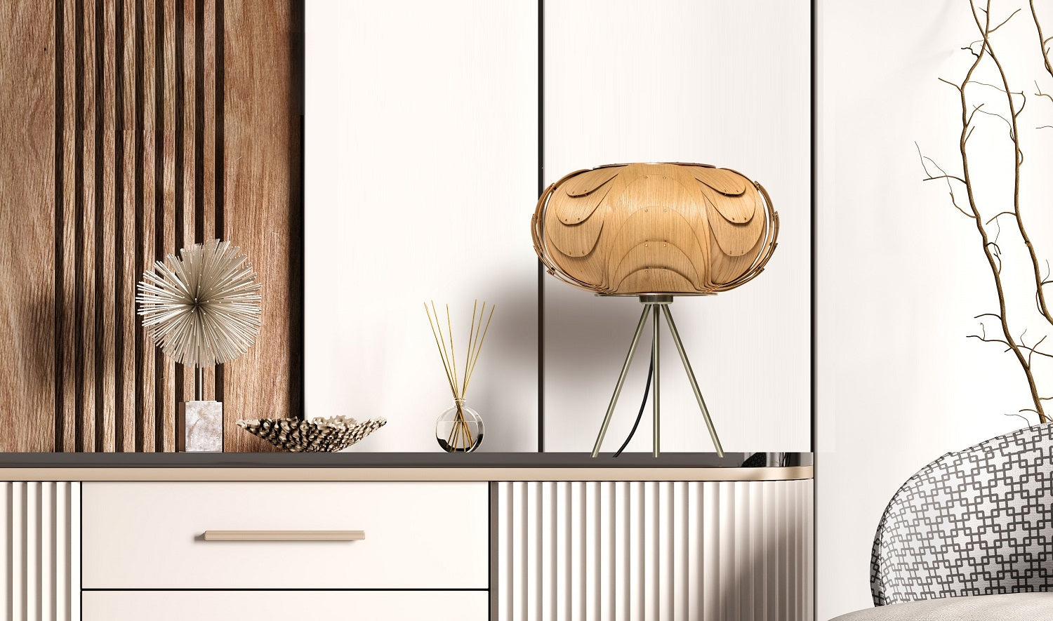 Tischlampe aus Holz in Eiche natur auf einem Sideboard