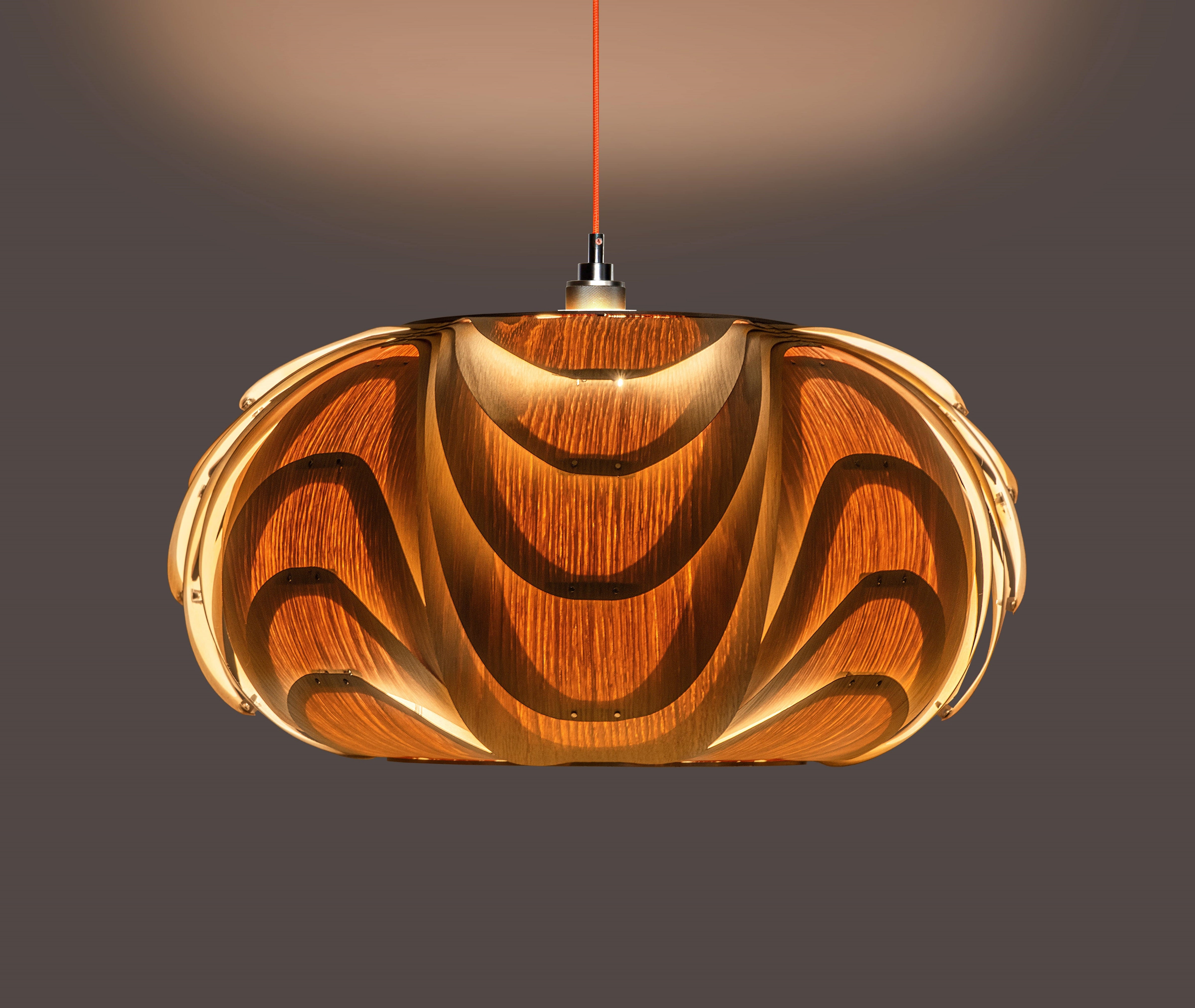 Elegante beleuchtete Holz Pendellampe in Eiche natur