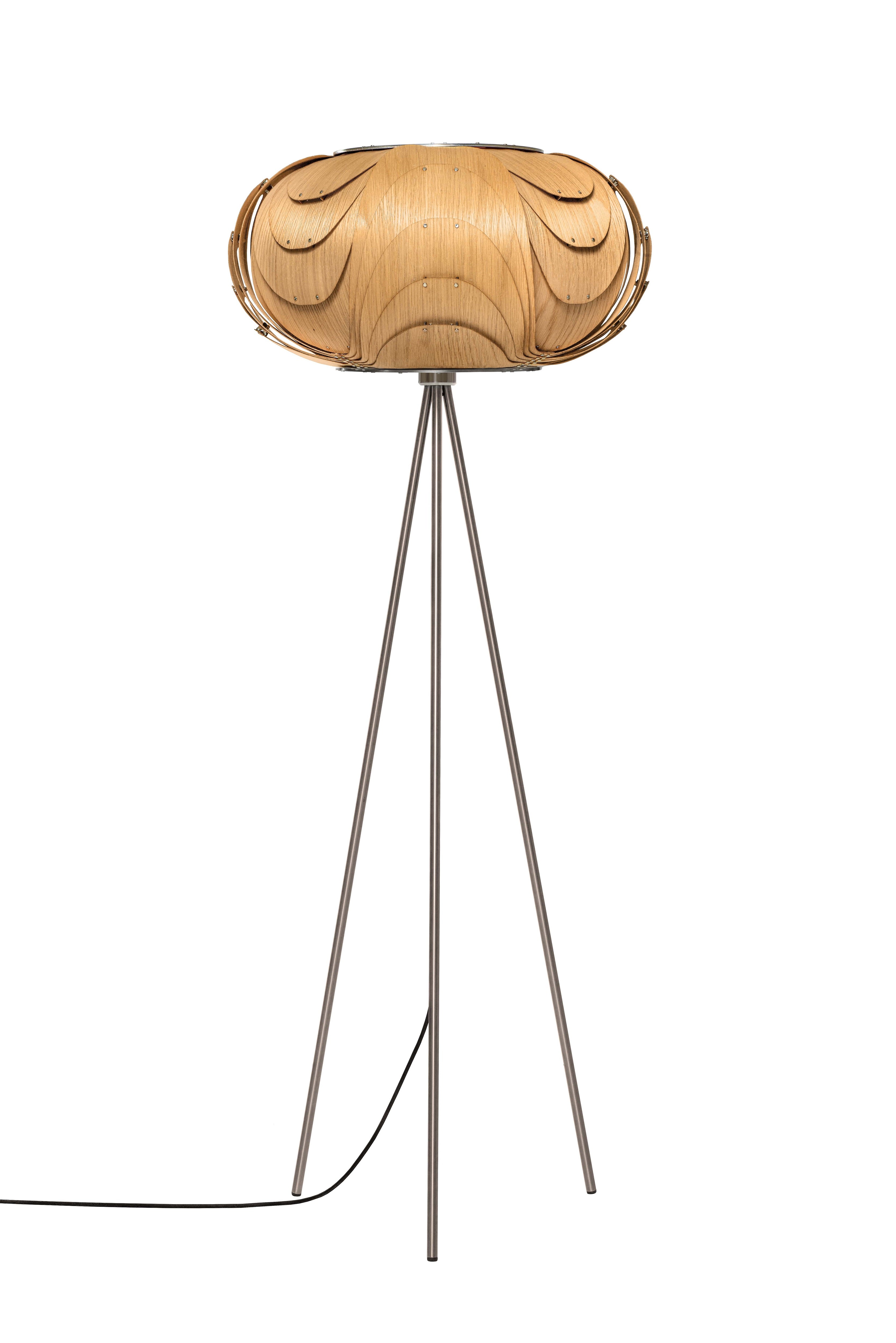Moderne elegante Holz Stehlampe in Eiche natur mit gebürstetem Edelstahlständer