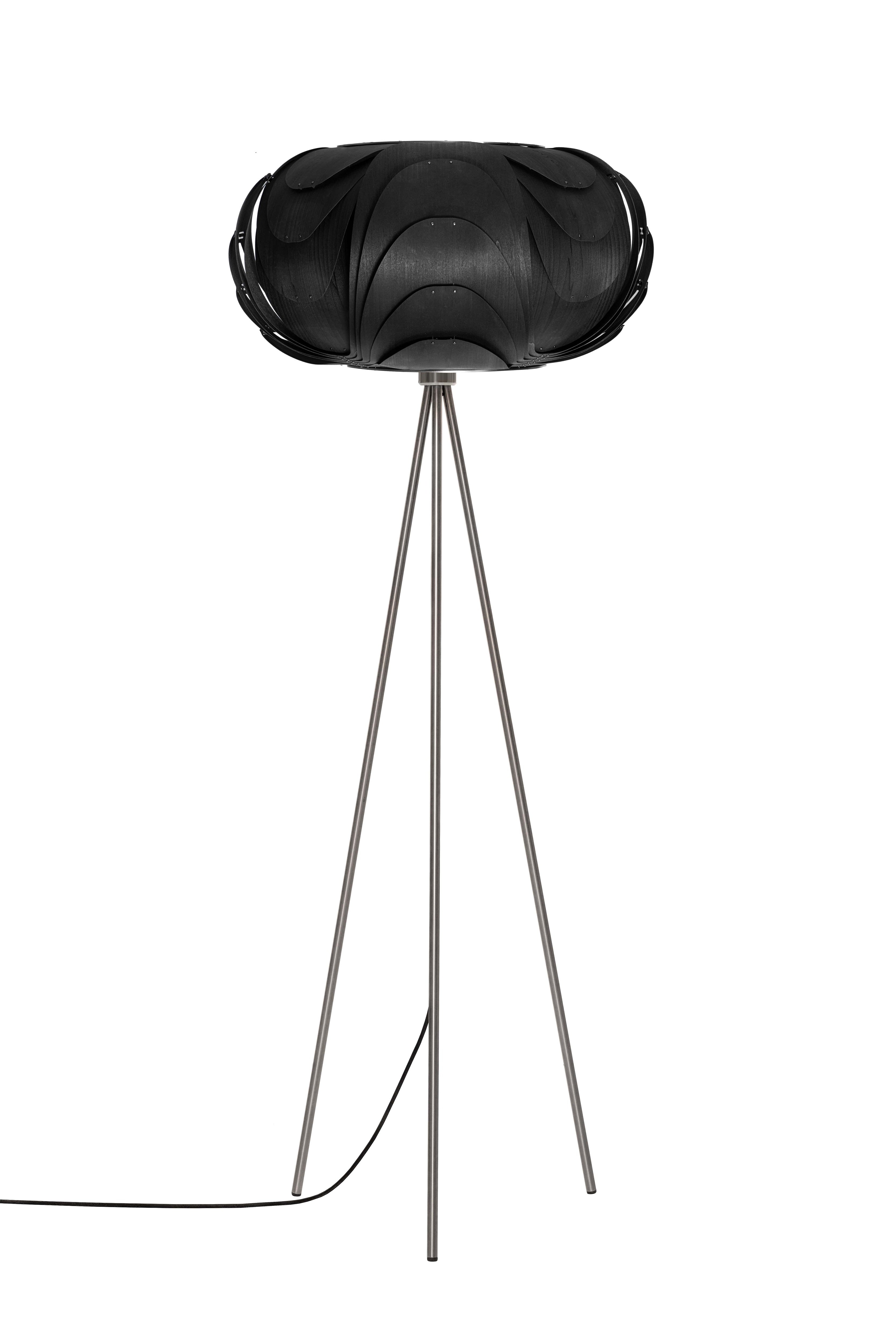 Moderne sehr elegante schwarze Holz Stehlampe mit Tripod aus gebürstetem Edelstahl