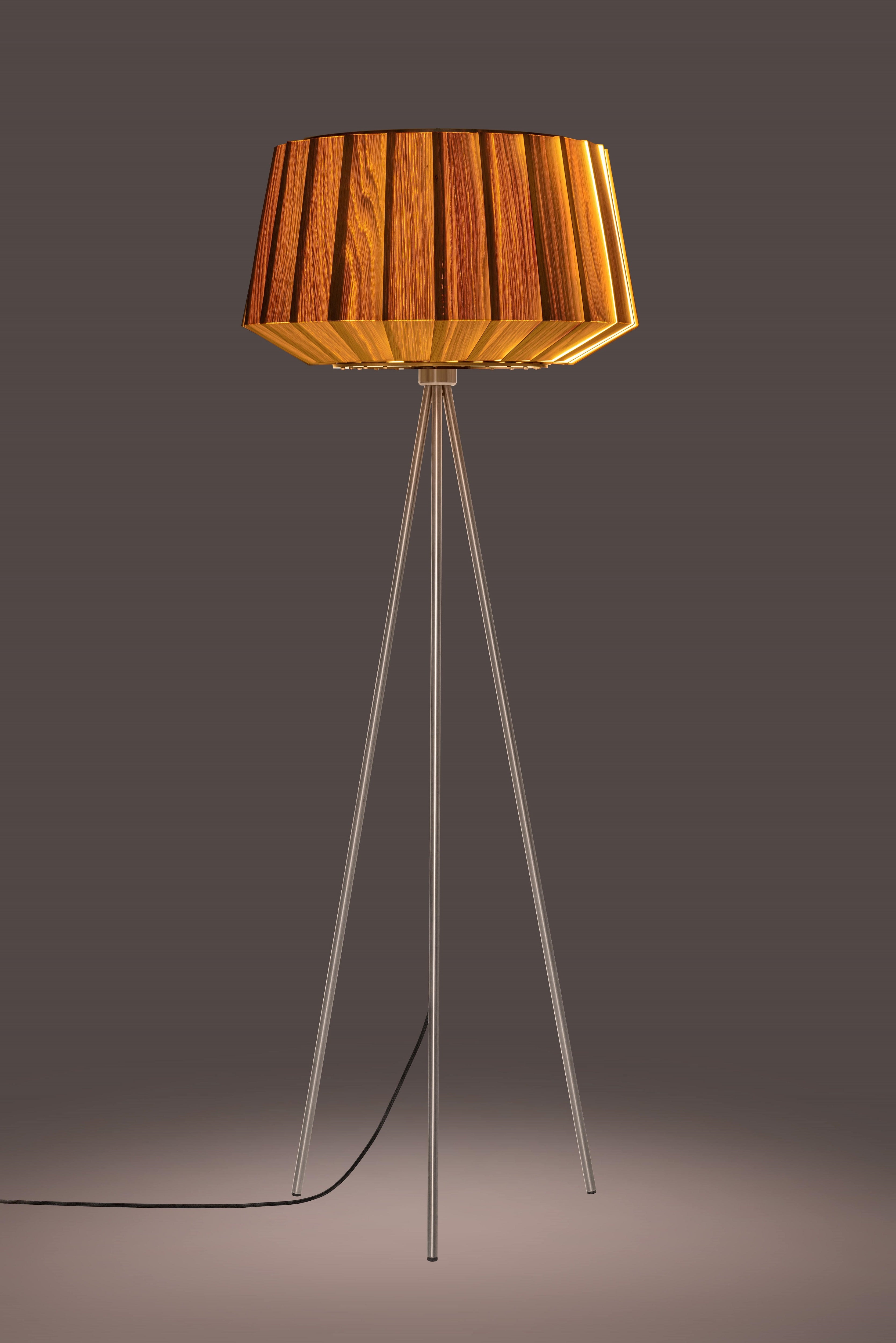 Beleuchtete moderne filigrane Holz Stehlampe in Eiche 