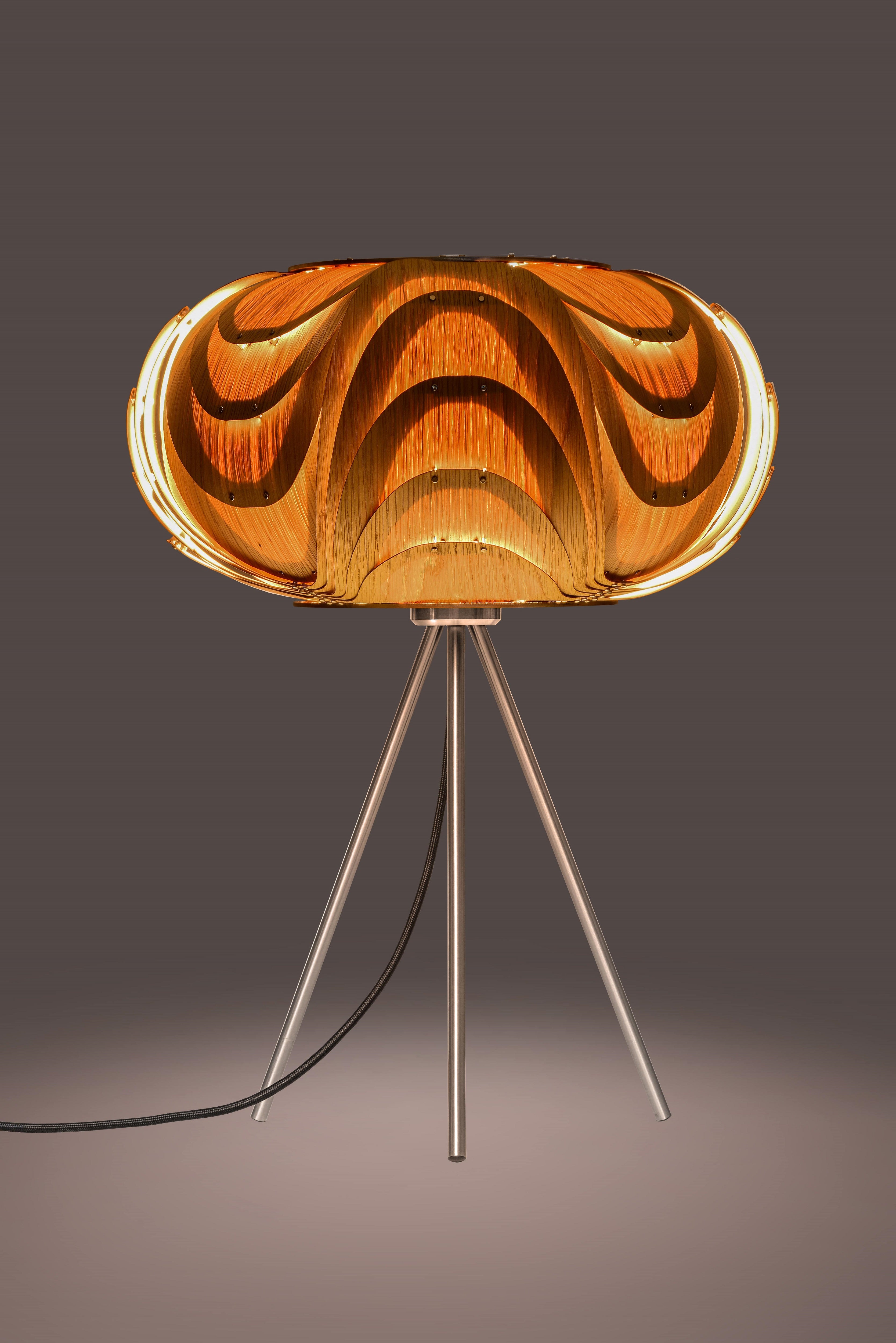 Moderne beleuchtete elegante Holz Tischleuchte in Eiche natur mit Dreibein aus gebürstetem Edelstahl