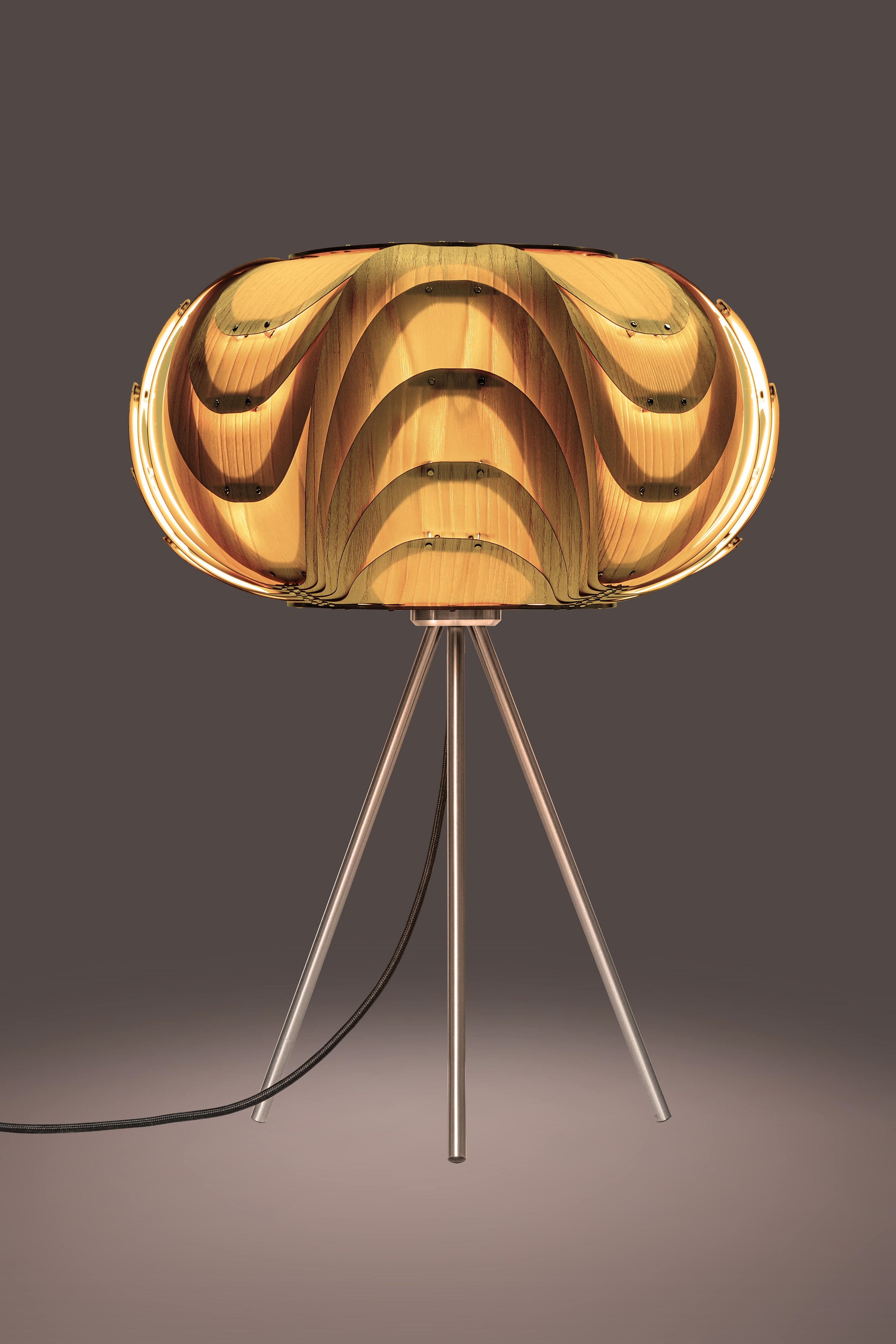 Moderne beleuchtete sehr elegante Holz Tischlampe in Eiche natur mit einem Lampenfuß aus gebürstetem Edelstahl