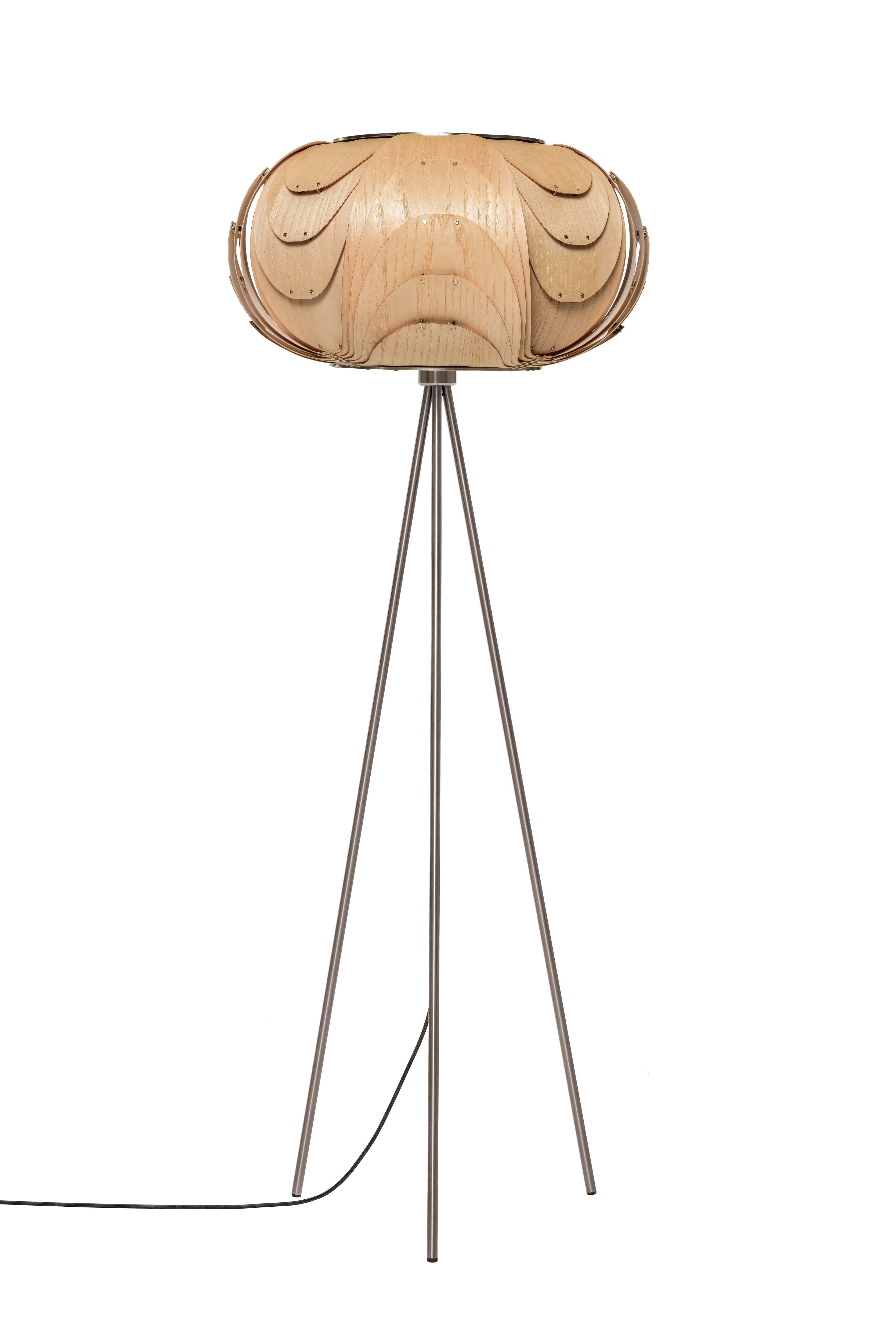 Moderne sehr elegante Holz Stehlampe in Eiche natur mit Tripod aus gebürstetem Edelstahl