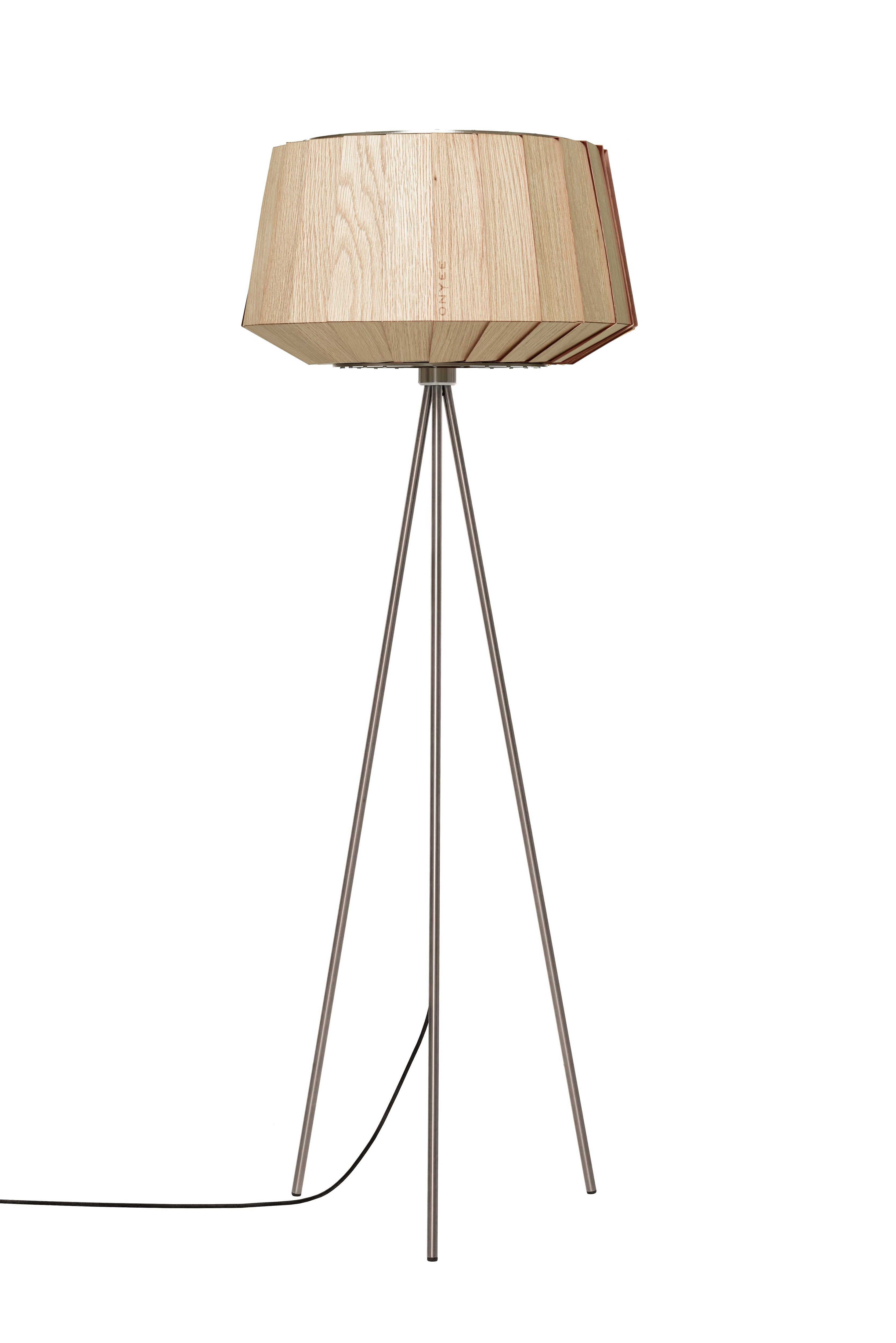 Moderne filigrane Holz Stehlampe in Eiche natur mit Lampenfuß aus gebürstetem Edelstahl