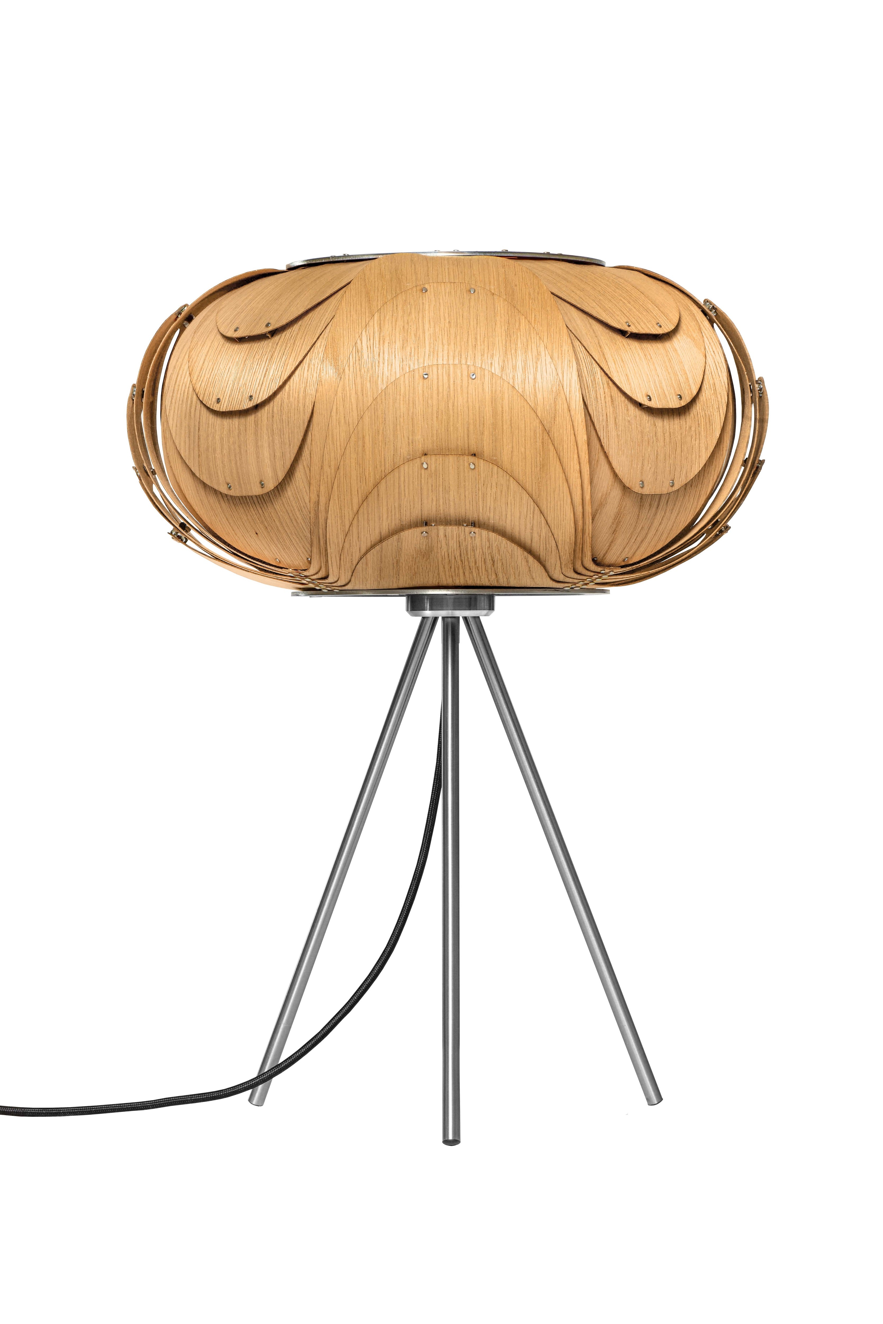 Moderne elegante Holz Tischleuchte in Eiche natur mit Dreibein aus gebürstetem Edelstahl