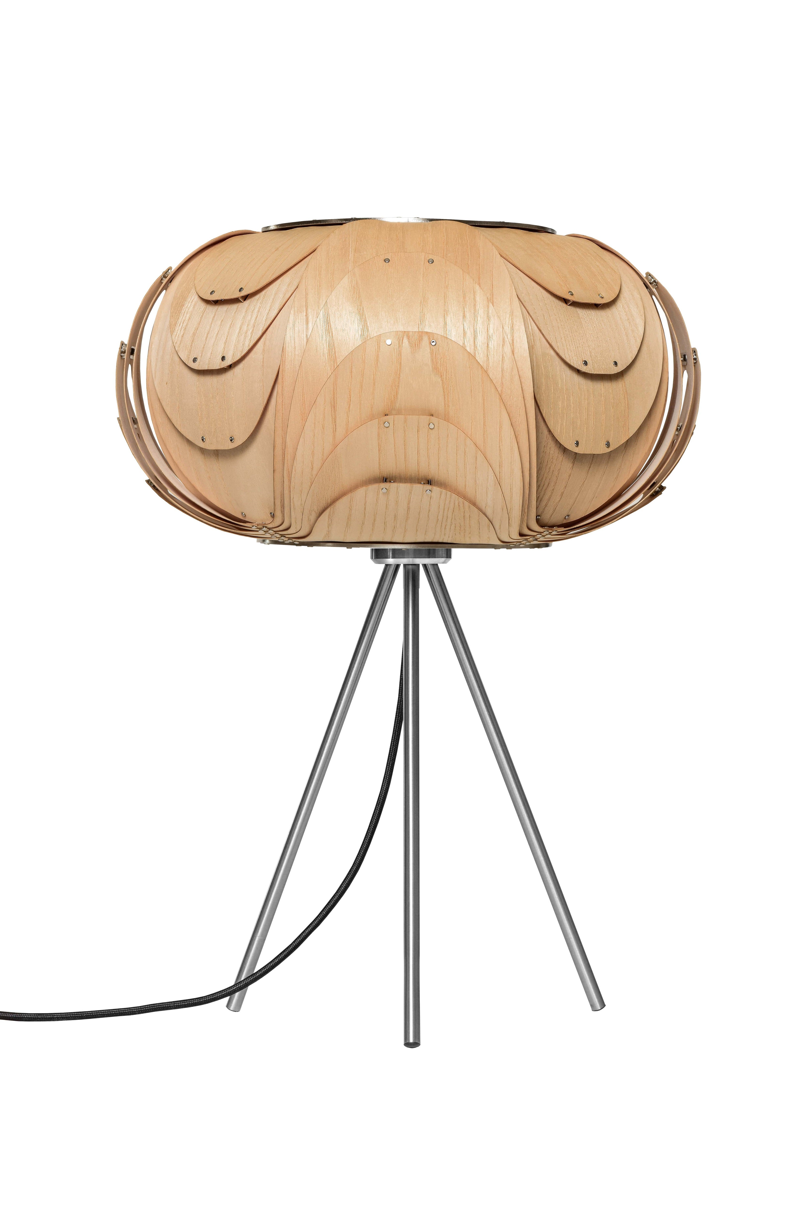 Moderne sehr elegante Holz Tischlampe in Eiche natur mit einem Lampenfuß aus gebürstetem Edelstahl